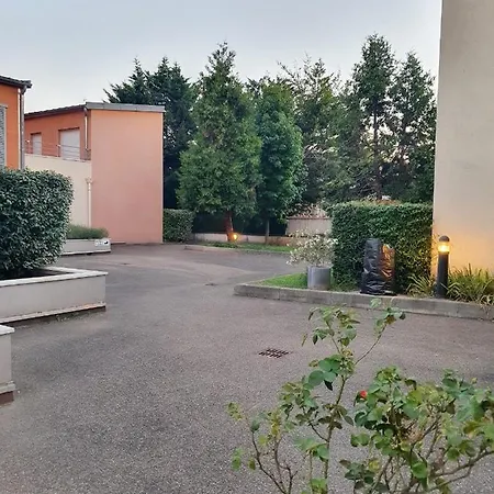 Fonctionnel Au Calme Avec Garage Individuel Et Balcon * 里昂