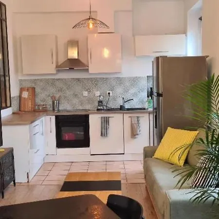 Deux - Garibaldi Apartment *