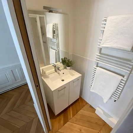 Beautiful 3br In Center Apartment *