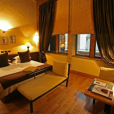 Otel Cour Des Loges Lyon, A Radisson Collection 5*