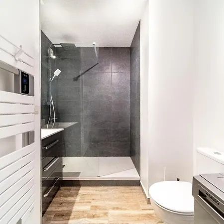 Apartment With Semi-open Bedroom Near Part-dieu & Tram Lyon
