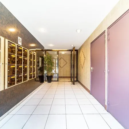 With Semi-open Bedroom Near Part-dieu & Tram Apartment Lyon