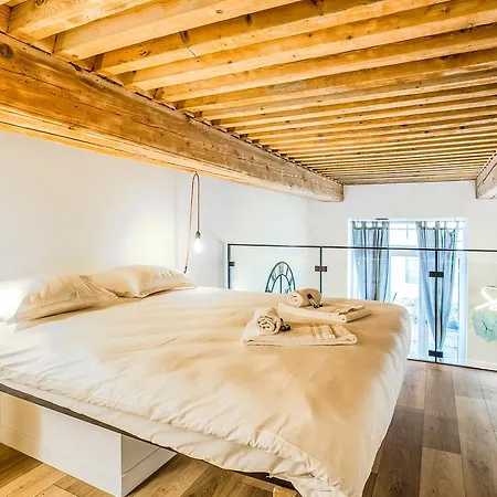 Lovely Escapade In Downtown Apartment