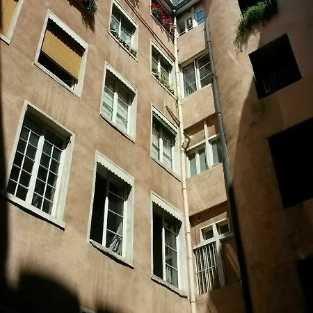 La Nuit Saint Georges Apartment *