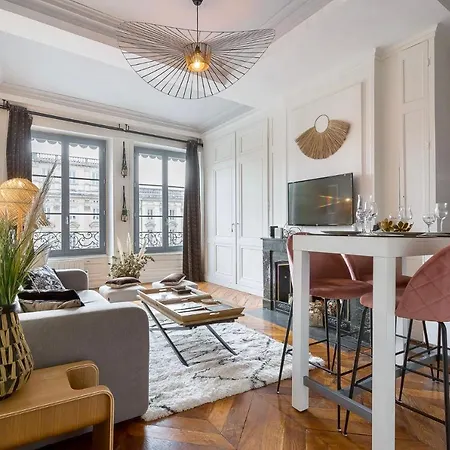 Apartment Host - De Luxe Aux Terreaux & Jacuzzi *