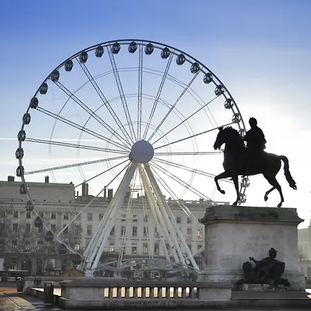 Mercure Centre Plaza Republique 4*