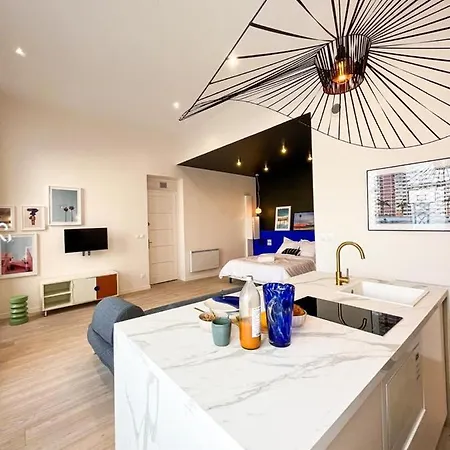 Jewell Apartment *