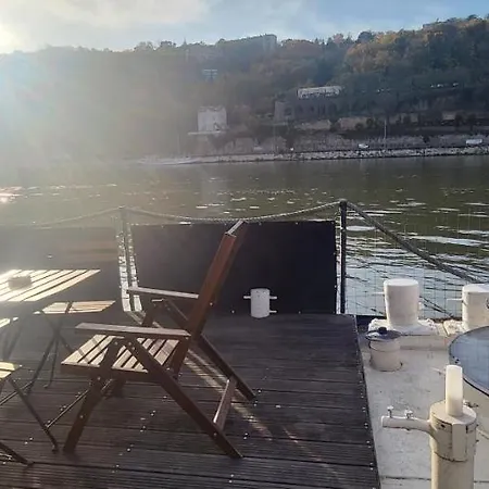 Dans Peniche Atypique Et Idyllique A Confluence Lyon
