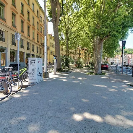Cosy, Confortable Et Idealement Situe Appartamento