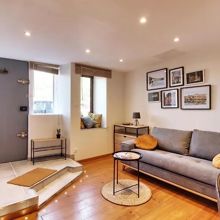 Cosy, Confortable Et Idealement Situe Lione