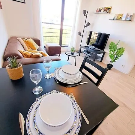 Apartment Le Valmy: Lumineux Au Pied Du Metro *