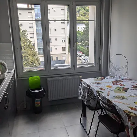 Double Confortable, Au Calme Et Proche Du Centre-ville De Homestay