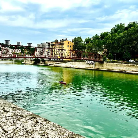 Vue Sur L'eau * Lyon