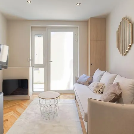 Bright And Comfortable Studio, Saint-didier Apartment *