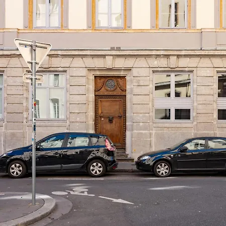 Le Haussman 4 Places - Louis Pradel - Netflix * Lyon
