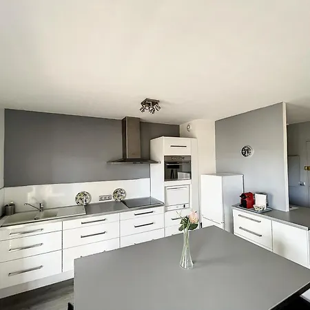 Apartment & Cosy, Charcot- Wifi - Lave Linge - Balcon - Parking Lyon