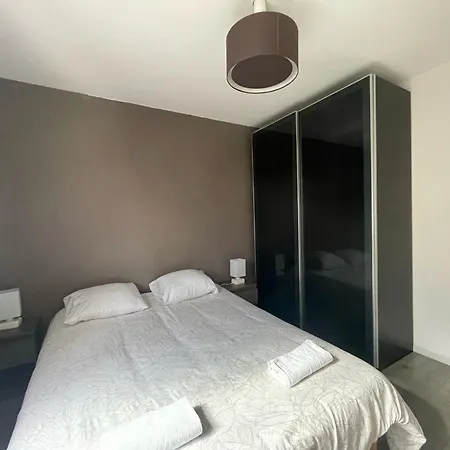 Apartment & Cosy, Charcot- Wifi - Lave Linge - Balcon - Parking Lyon
