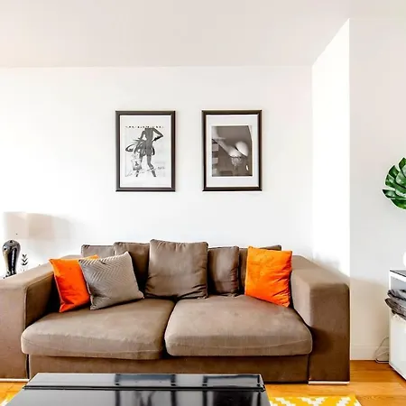 8 Beautiful, Bright And Quiet Apartment