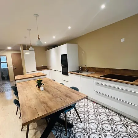 Maison Familiale Avec Jardin 8eme *