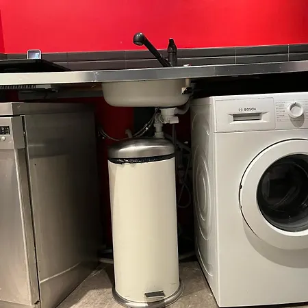 One Bedroom Centre Apartment *