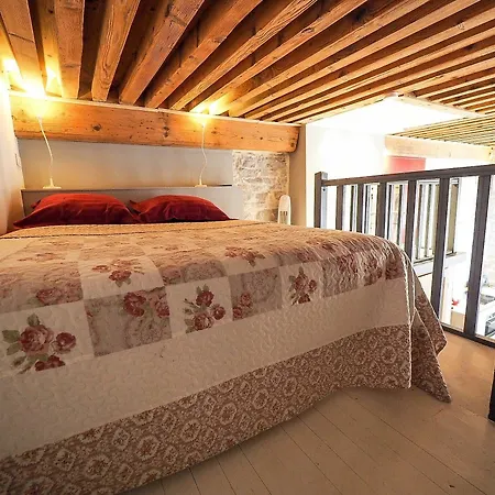 La Nuit Saint Georges Apartment