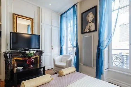 Apartment Centre *