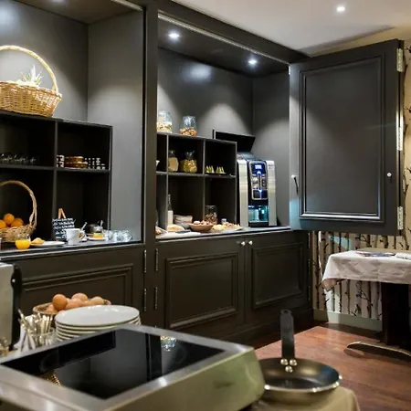 Logis Tante Yvonne & Son Restaurant Semi-gastronomique - Lyon Nord Otel 3*