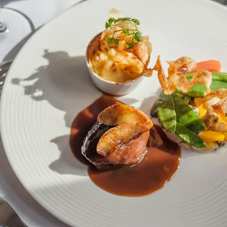 Logis Tante Yvonne & Son Restaurant Semi-gastronomique - Lyon Nord Otel 3*