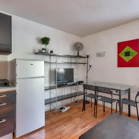 Appartement Studio With Parking Close To Metro And Tramway