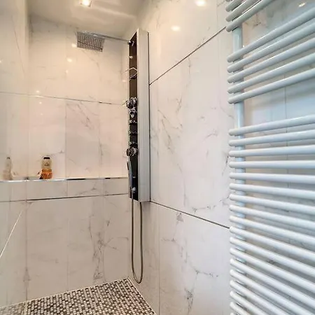 Oasis Urbaine A - Jardin& Jacuzzi Villa