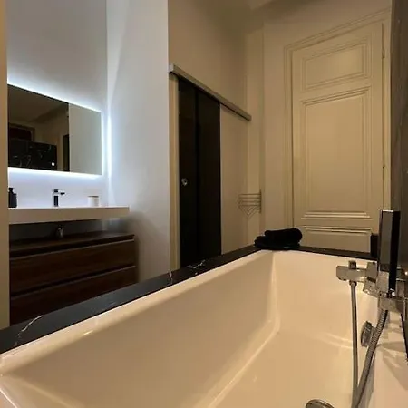 Stunning In The Center Of ! Appartamento Lione