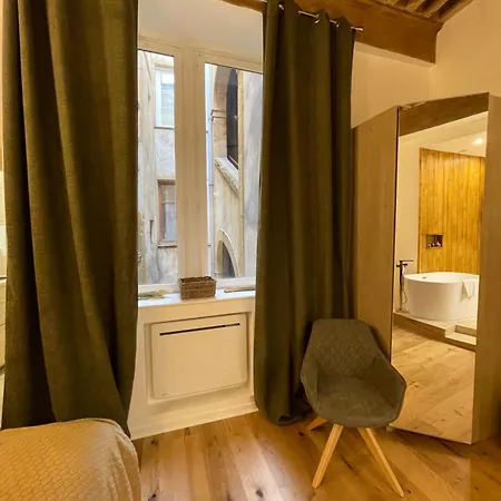 Les Balcons De Guignol