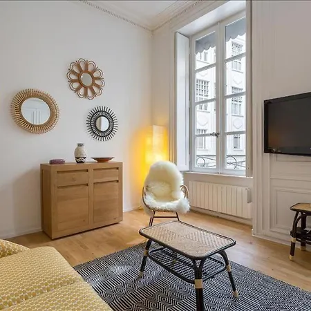 Апартаменты Patchwork - Furnished - Downtown Лион