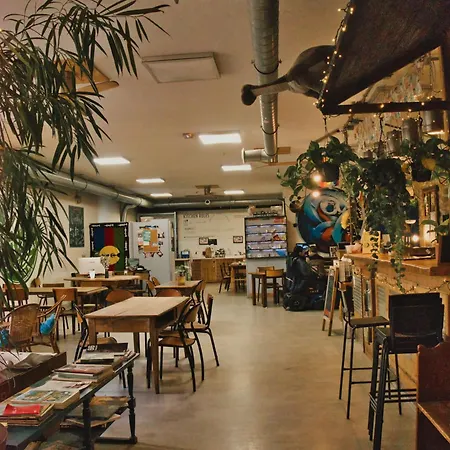 Le Flaneur Hostel *