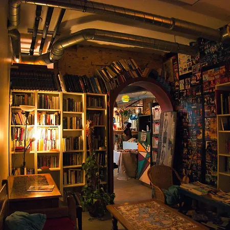 Le Flaneur Hostel