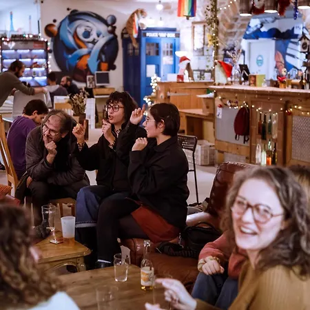 Le Flaneur Hostel *