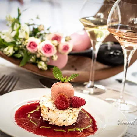 Otel Logis Tante Yvonne & Son Restaurant Semi-gastronomique - Lyon Nord 3*