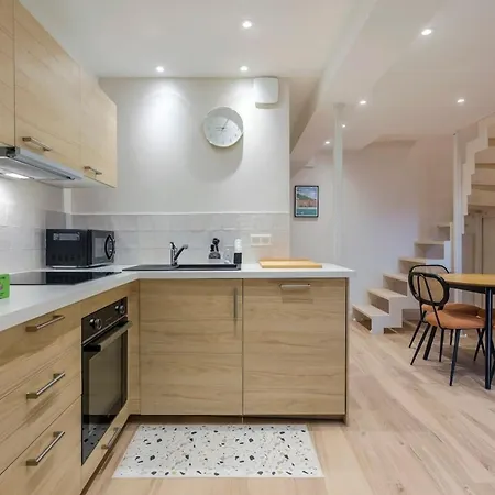 Charming Duplex Nest Newly Renovated Apartment