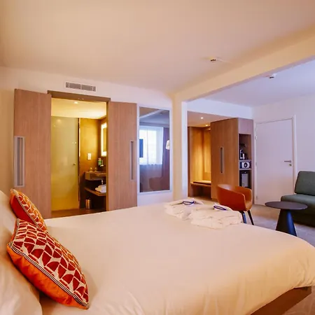 Novotel Centre-confluence Bord De Saone Otel 4*