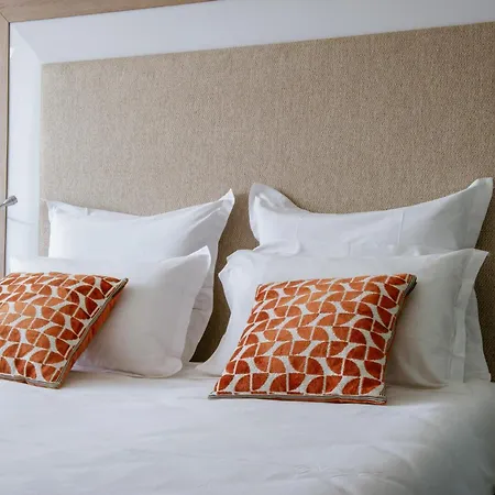 Novotel Centre-confluence Bord De Saone Otel 4*