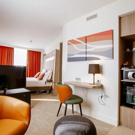 Novotel Centre-confluence Bord De Saone Otel 4*