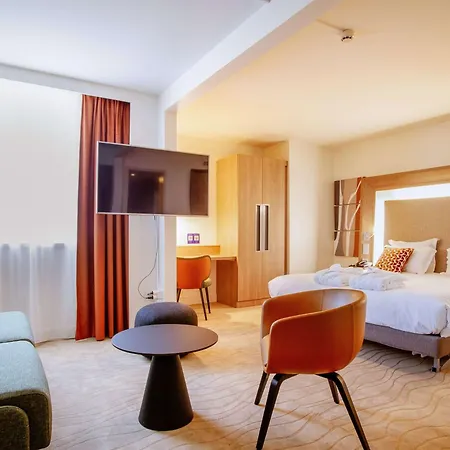 Novotel Centre-confluence Bord De Saone Otel