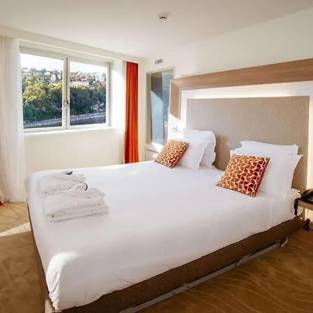 Novotel Centre-confluence Bord De Saone Otel