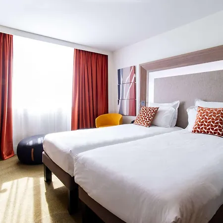 Otel Novotel Centre-confluence Bord De Saone 4*