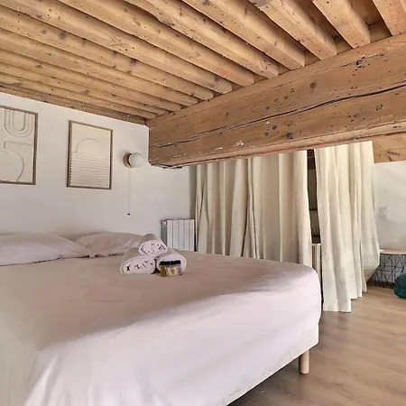 Charming With An Unobstructed View Apartment