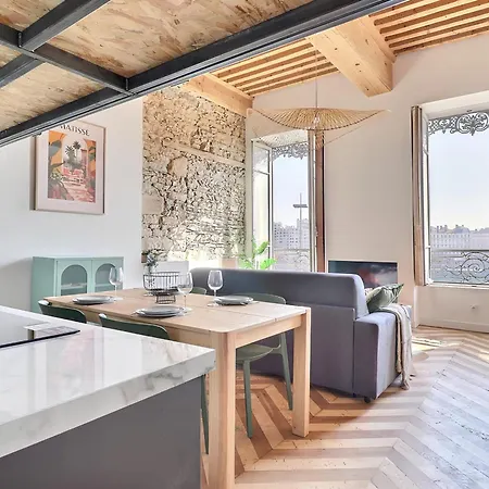 Apartment Charming With An Unobstructed View *