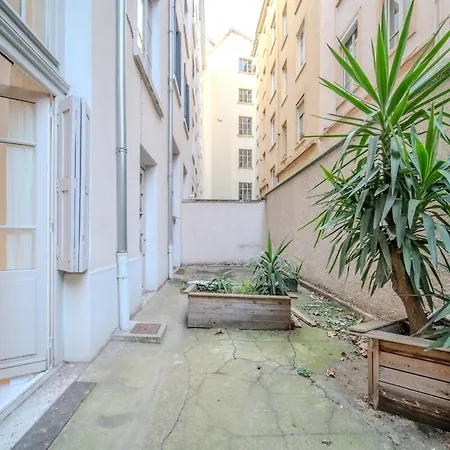 Apartment Duplex Elegant Et Calme, Plein Centrre