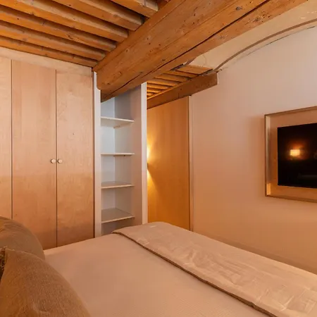 Smartstay Traboule - Place Bellecour Апартаменты *