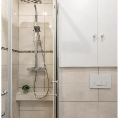 Chambre Double Et Salon Canape Lit 2 A 4 Personnes * Lione