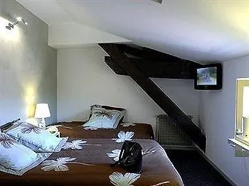 Logis Tante Yvonne & Son Restaurant Semi-gastronomique - Lyon Nord Otel 3*